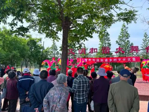 鄉(xiāng)親們從四面八方趕赴一場(chǎng)“文化大集”