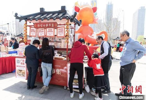 天津海河邊，愛書人相聚舊書市集