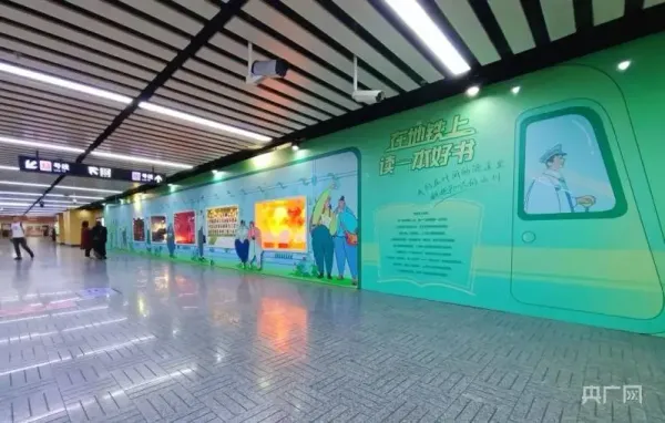 “書香上?！边M(jìn)地鐵成為流動(dòng)風(fēng)景線